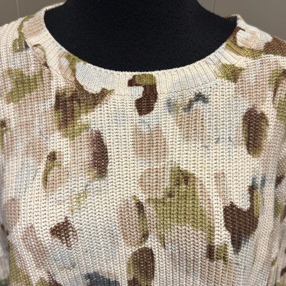 525 100% cotton ribbed knit crewneck sweater. White w/ earth tones print. Small - Picture 2 of 5